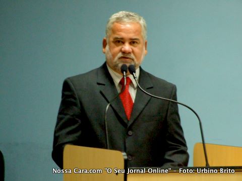 Vereador Lucas Leites, enquanto fazia a defesa de um requerimento apresentando a mesa da casa