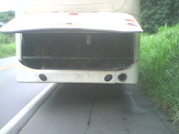 Caros internautas aqui esta foto mostra as manchas de &oacute;leo no mostrando o &ocirc;nibus quebrado na BR 101 antes de S&atilde;o Jos&eacute; da Vit&oacute;ria