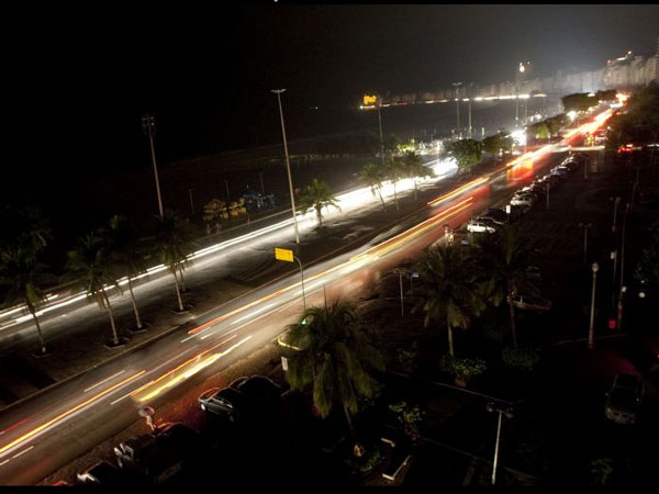 Orla de Copacabana, no Rio de Janeiro, est&aacute; sem luz por conta de apag&atilde;o que atinge diversas regi&otilde;es do Brasil - Foto: Fernando Donasci/Folha Imagem