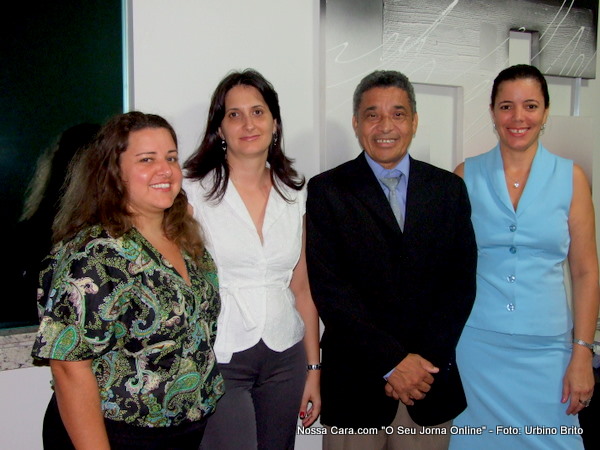 Ant&ocirc;nio Ap&oacute;stolo Lima (centro) a direita Dra Lucilia (de azul claro) a esquerda as Dras. Deise (de branco) e Roberta Trutrut (de roupa estampada) 