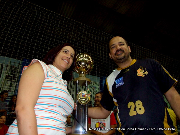 A primeira dama Cl&aacute;udia Oliveira e o prefeito de Eun&aacute;polis Rob&eacute;rio Oliveira com o trof&eacute;u de campe&atilde;o