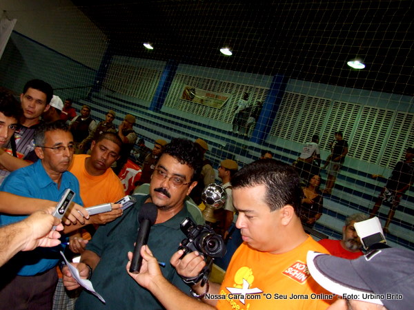 Aqui o presidente da Federa&ccedil;&atilde;o Bahiana de Futsal (FBFS) Rosalvo d&aacute; entrevistas antes de entregar a premia&ccedil;&atilde;o