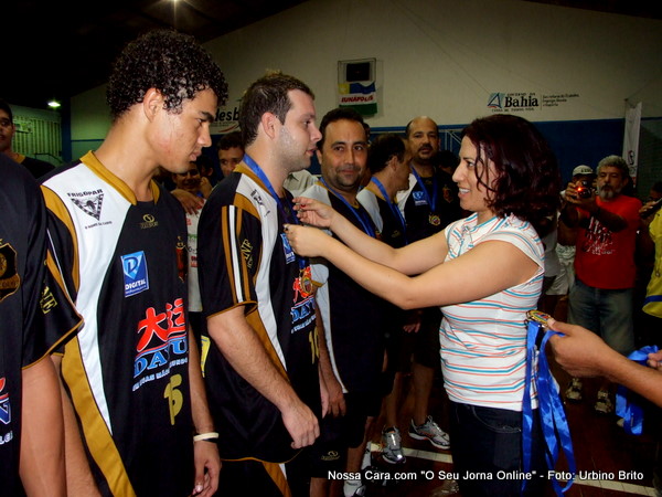 Momento em que Cl&aacute;udia Oliveira (primeira dama) faz a entrega da medalha de campe&atilde;o ao Capit&atilde;o do Tetra Afonso