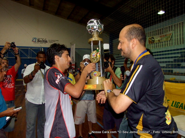 O prefeito Rob&eacute;rio Oliveira faz a entrega do trof&eacute;u de vice campe&atilde;o ao Capit&atilde;o da equipe de Teixeira de Freitas