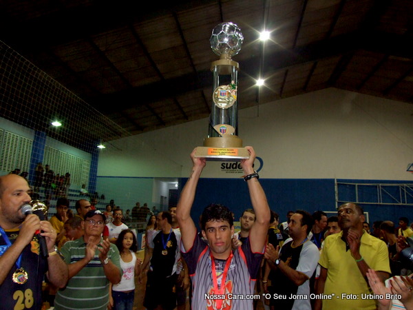 O Capit&atilde;o da equipe de Teixeira de Freitas levanta o trof&eacute;u