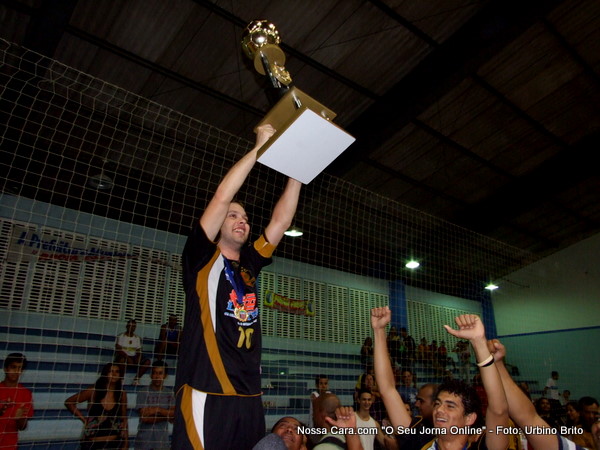 O Capit&atilde;o do Tetra Afonso Novaes levanta o trof&eacute;u de campe&atilde;o