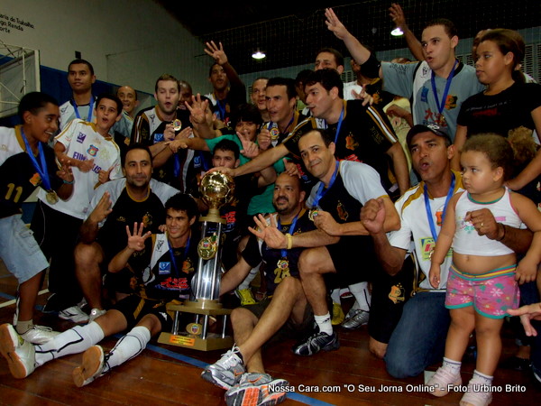 Momento de comemora&ccedil;&atilde;o todo o elenco da sele&ccedil;&atilde;o juntamente com o prefeito e a diretoria 