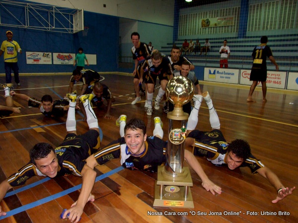 Aqui os jogadores d&atilde;o o peixeinho na quadra em dire&ccedil;&atilde;o ao trof&eacute;u 