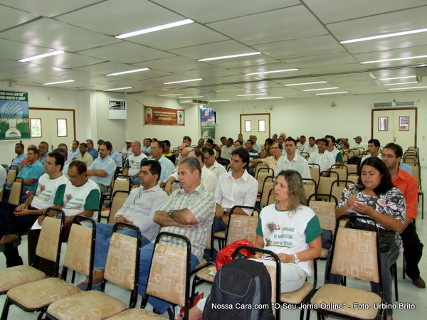 Produtores rurais e empres&aacute;rio do ramo da pecu&aacute;ria compareceram ao semin&aacute;rio