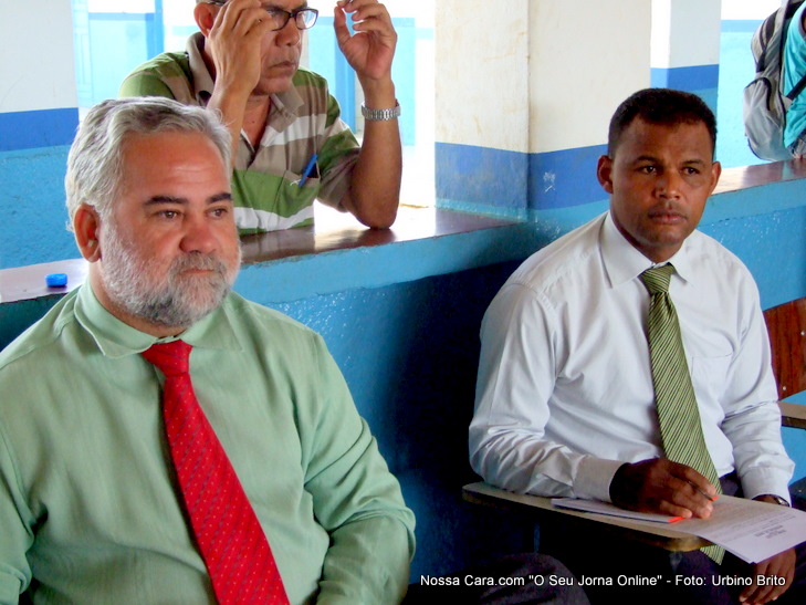 Os vereadores Lucas Leite (gravata vermelha) e Paulo Brasil