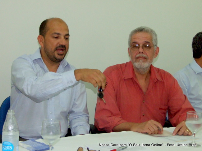 O prefeito de Eun&aacute;polis Rob&eacute;rio Oliveira exibe as chaves da ambul&acirc;ncia que recebeu do secret&aacute;rio Jorge Solla