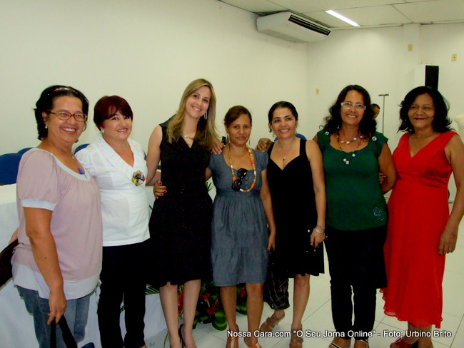 Vivian ao centro (de preto) com Maria Menezes (a esquerda) com funcion&aacute;ria da 8&ordf; Dires
