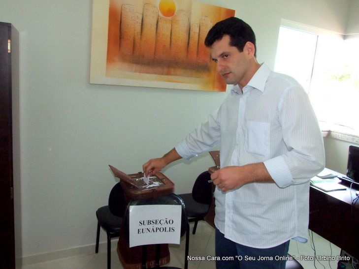Pedro Trindade Junior um dos mais novos advogados de Eun&aacute;polis depoista seu voto na urna