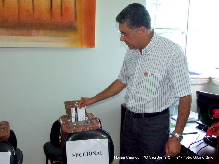 Dr. Gutemberg Duarte candidato ao conselho da Seccional da Bahia no momento em que deposita seu voto na urna