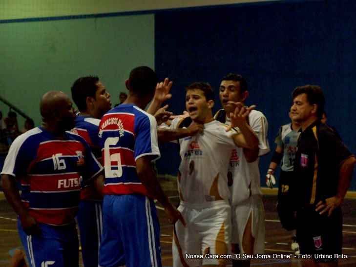 Momento que os &acirc;nimos esquentaram e os jogadores de S&atilde;o Fco. do Conde amea&ccedil;am agredir o jogador Matheus
