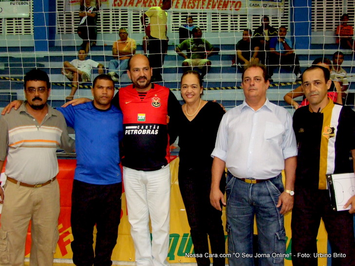 Rosalvo Reis (FBFS) Venilson Souza T&eacute;c. S&atilde;o Fco. do Conde, Rob&eacute;rio Oliveira (prefeito municipal), Adail Brito (dir. Esportes), Jos&eacute; Geraldo (FBFS) e Artur Nunes (t&eacute;cnico de Eun&aacute;polis  