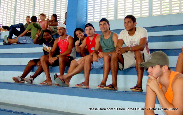 Joagadores do time de futsal masculino assiste as meninas do mestre Chinha derrotar o time de Prado