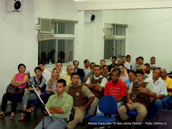 Joaldo sentado em primeiro plano de camisa verde