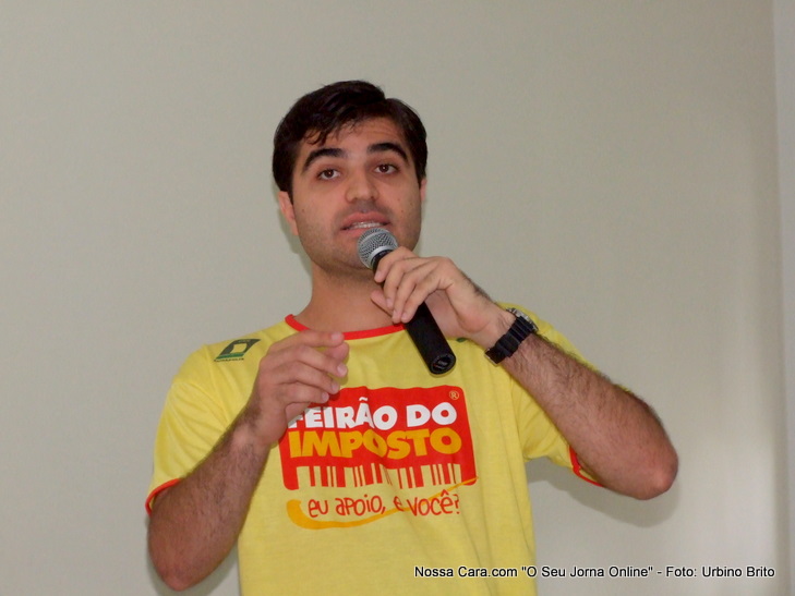 O Presidente da CDL jovem, Thiago Calimam, fez uma breve apresenta&ccedil;&atilde;o da institui&ccedil;&atilde;o com seus objetivos e projetos j&aacute; realizados na cidade.