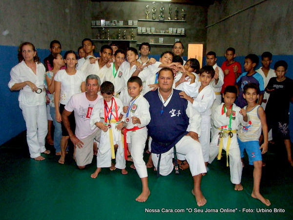 Professor Manoel Matias com alunos e pais todo unidos em um s&oacute; objetivo 