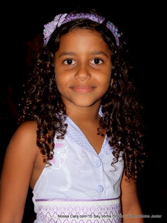 Maria Vict&oacute;ria Bahia comora seus 7 aninhos com os amigos e parentes