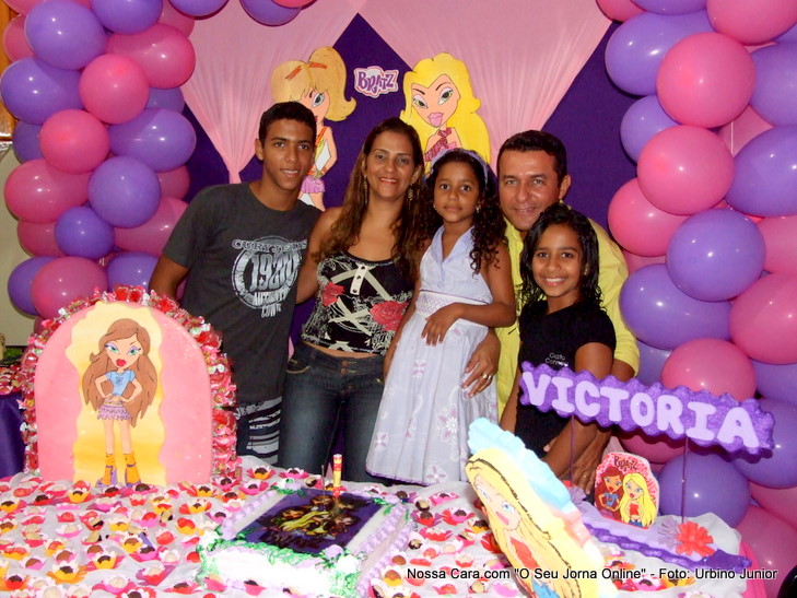 Da esq/direita Carlos Henrique, Maisa Bahia Vict&oacute;ria (anivers&aacute;riante) Carlos e Mariana Bahia