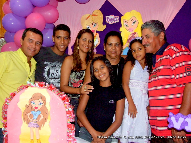 Da esq/direita Carlos, Carlos Henrique, Maisa Bahia, Mariana, dona Lidinha, Vict&oacute;ria e Ailton Bahia