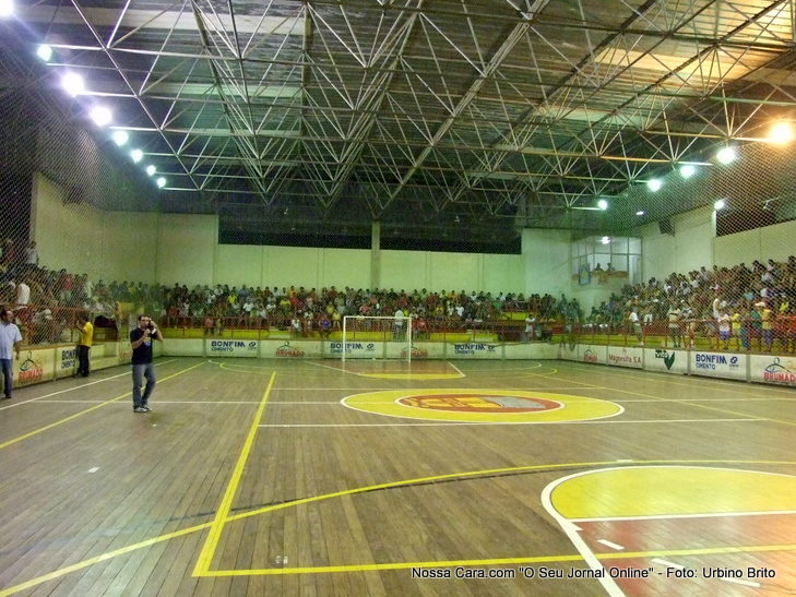 A quadra do gin&aacute;sio de esportes de Brumado totalmente lotada