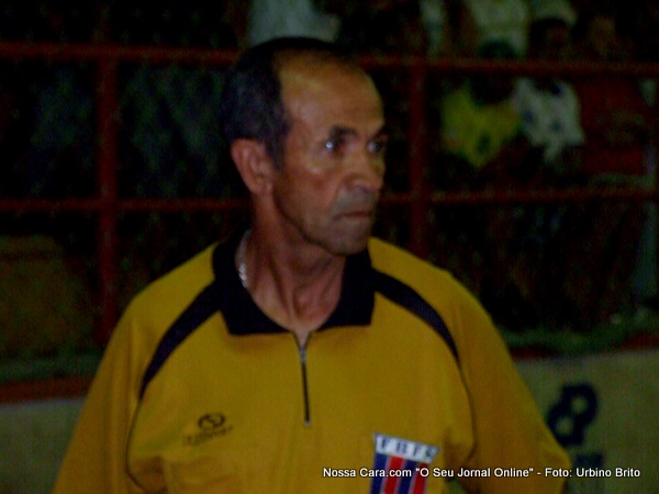 Este &eacute; o &aacute;rbitro Dorivaldo Pereira de Andrade que entrou em quadra determinado a prejudicar o time de Eun&aacute;polis