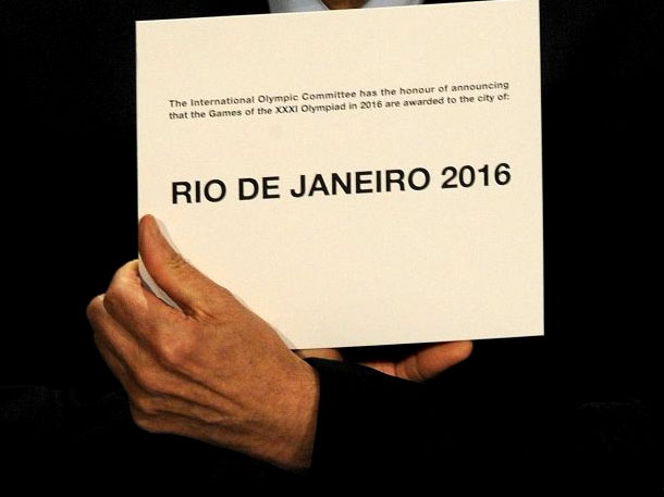 Jacques Rogge, presidente do COI, mostra o envelope com o nome do Rio de Janeiro, cidade escolhida para sediar os Jogos de 2016 - AP Photo/Fabian Bimmer