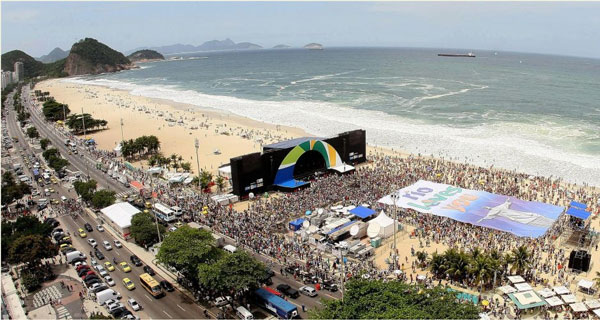 P&uacute;blico toma as areias de Copacabana desde cedo para a festa do Rio de Janeiro. A cidade foi escolhida como sede para os Jogos Ol&iacute;mpicos de 2016 - AFP PHOTO/Satiro Sodr&eacute;/AGIF