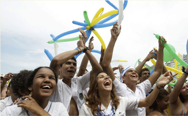 Torcedores madrilenos festejam ao saberem que Chicago foi eliminada da vota&ccedil;&atilde;o para a escolha da sede ol&iacute;mpica de 2016. Madri foi para a sess&atilde;o final, mas perdeu para o Rio - AFP PHOTO/DOMINIQUE FAGET