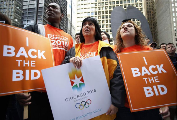 Torcedores de Chicago n&atilde;o escondem a decep&ccedil;&atilde;o na pra&ccedil;a Daley Plaza. A cidade norte-americana acabou sendo eliminada logo na primeira vota&ccedil;&atilde;o da escolha para a sede ol&iacute;mpica de 2016, e o Rio de Janeiro venceu a disputa - AP Photo/Morry Gash