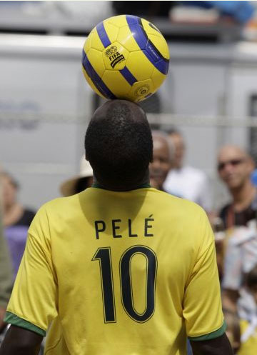 Rapaz faz malabarismo com a bola na areias de Copacabana, vestido com a camisa do Pel&eacute; - Sergio Moraes/Reuters