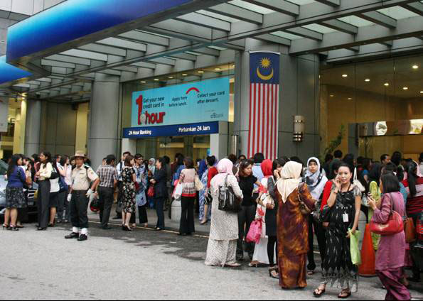 Funcion&aacute;rios deixam pr&eacute;dio ap&oacute;s tremor que atingiu tamb&eacute;m Kuala Lumpur, na Mal&aacute;sia (Foto: AP) 