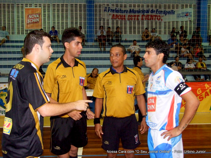 Momento em que os &aacute;rbitro Mayco Morato e Elieliton Pereira fazer o sorteio para saber de que lado da quadra fica cada equipe
