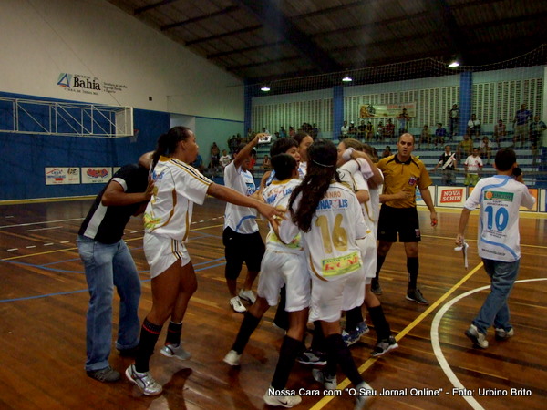 Jogadoras de Eun&aacute;polis comemoram a vit&oacute;ria 