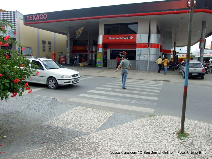 Nesta foto o motorista al&eacute;m de n&atilde;o respeitar a faixa o ainda buzinou e reclamou com o pedrestre 