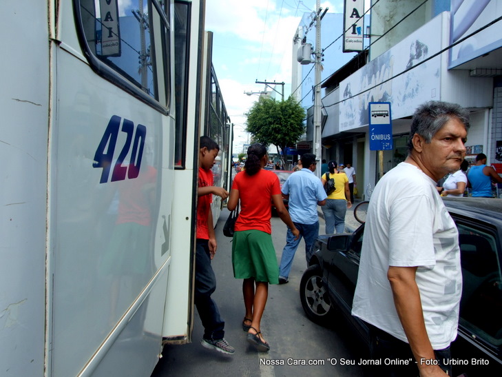 Aqui o pedestre desce do &ocirc;nibus esprimido entre o carro estacionado irregularmente  