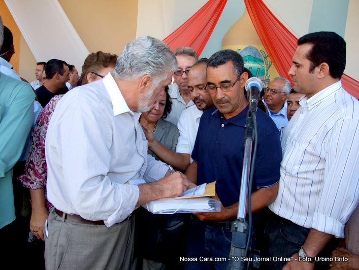 Momento em que o presidente do Sindicato dos Produtores Rurais de Abaíra entrega documentos ao governador Jaques Wagner