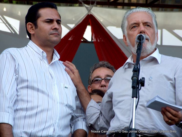O prefeito de Abaíra João Hipólito com o governador Jaques Wagner que durante o discurso jogou um balde de água na cabeça do povo 