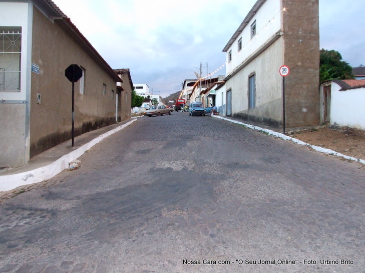 Aqui d&aacute; pra se ter uma id&eacute;ia da situa&ccedil;&atilde;o da rua ser&aacute; que uma carreta conseguir&aacute; diminuir a velocidade para fazer a carva l&aacute; embaixo