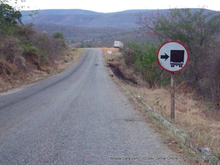Aqui vemos a indica&ccedil;&atilde;o de desvio e l&aacute; no fundo vemos um caminh&atilde;o descendo para passar fora da cidade