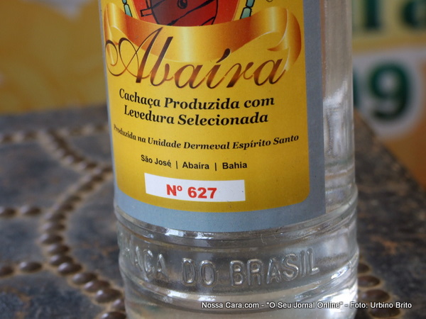 Garrafa de Cacha&ccedil;a produzida com uma cepa especial pelo agricultor Dermerval do Esp&iacute;rito Santo