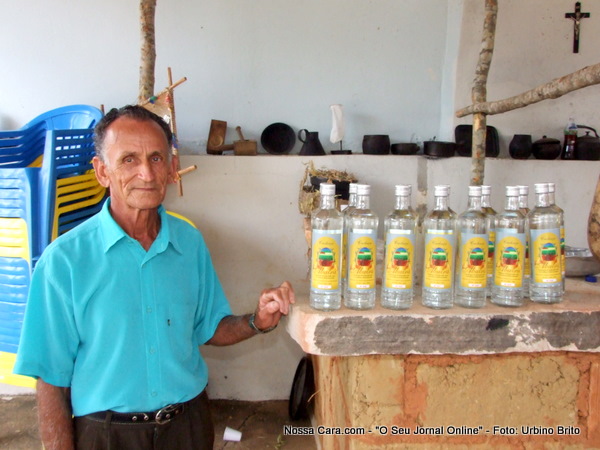 O Sr. Dermeval com a cacha&ccedil;a de sua produ&ccedil;&atilde;o fartamente distribuida no XII Festival da Cacha&ccedil;a Aba&iacute;ra