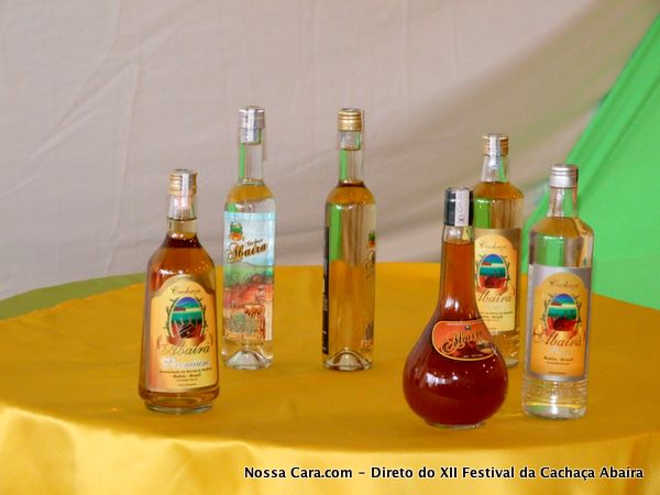 V&aacute;rios tipos da Cacha&ccedil;a Aba&iacute;ra exposta durante o semin&aacute;rio (aprimeira garrafa da esq/direita &eacute; a famosa Aba&iacute;ra Premium)