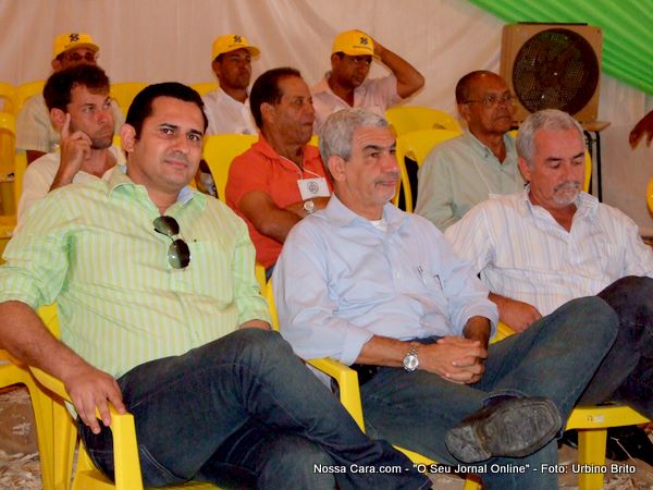 Ao fundo vemos os funcion&aacute;rio da Secret&aacute;ria Municipal da Agricultura de Eun&aacute;polis