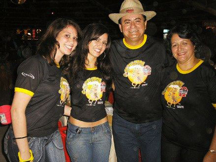 Gilson na cavalgada dos bahias com a Esposa, a filha e uma amiga