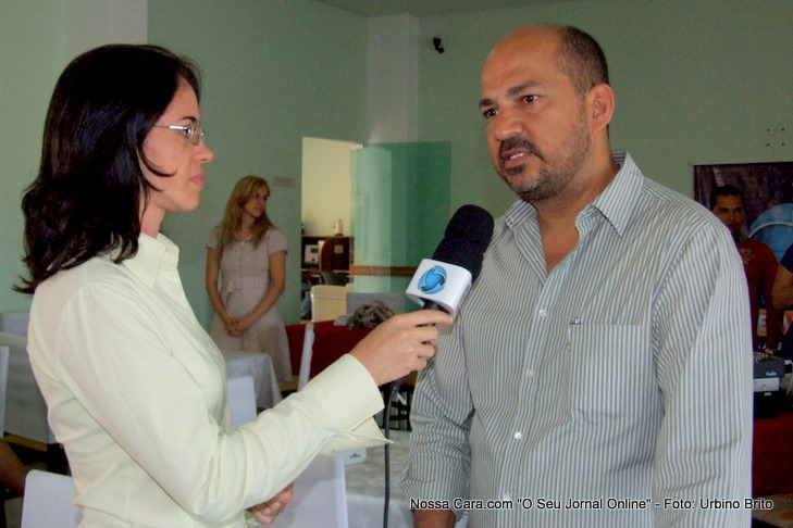 A rep&oacute;rte Alexia entrevista o prefeito de Eun&aacute;polis Rob&eacute;rio Oliveira