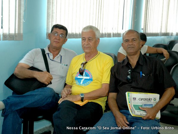 Manoel de Souza, Valmir Feij&oacute; e Elmo Moutinho acompanham o andamento da sess&atilde;o